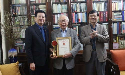 Phó Trưởng Ban Tổ chức Trung ương Mai Văn Chính trao Cúp và Giấy chứng nhận Nhà báo tiêu biểu cho nhà báo Phan Quang